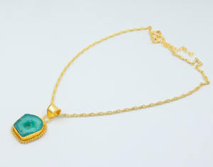 Collier pendentif en agate verte naturelle de luxe, fait à la main, chaîne à maillons plaquée or, bijoux pour femmes - Product Image 1