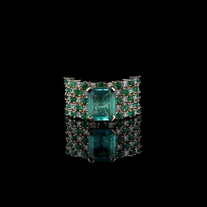 Anillo de Esmeralda Verde Cultivada en Laboratorio de Lujo con Corte Esmeralda y Diamante Brillante Redondo, Anillo de Destaque para Fiestas, Ocasiones Especiales y Uso Diario - Product Image 1