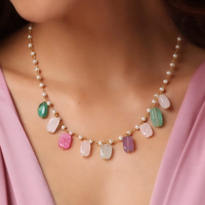 Collier élégant en perles orné de pendentifs en pierres semi-précieuses multicolores, finition dorée – Un mélange de couleurs gracieux - Product Image 1