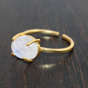 Anillo de piedra lunar natural hecho a mano ajustable chapado en oro ajuste de punta diseño ovalado para mujeres al por mayor para India - Product Image 2