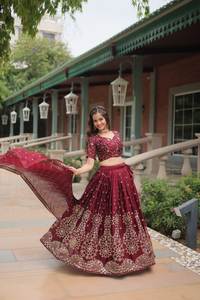 Lehenga แบบดั้งเดิมที่สวยงามสำหรับงานแต่งงานของนักออกแบบชาวอินเดียพร้อมเสื้อแฟนซีและปาร์ตี้เพื่อนเจ้าสาว - Product Image 2
