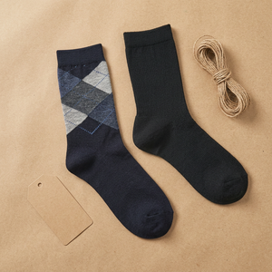 Chaussettes de sport mi-mollet en tissu éponge respirant pour femmes avec ajustement antidérapant breveté à 90 degrés pour les aventures en plein air - Product Image 1