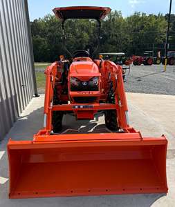รถแทรกเตอร์คูโบต้า L2502 พรีเมียม ขับเคลื่อน 4 ล้อ ขนาดกะทัดรัด สำหรับงานเกษตร พร้อมที่ตักด้านหน้าและบุ้งกี๋ เครื่องยนต์ดีเซล 24 แรงม้า - Product Image 5