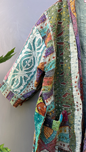 Hermoso abrigo largo de invierno para mujer, chaqueta Kantha bordada a mano con diseño de retazos, relleno de algodón acolchado - Product Image 3