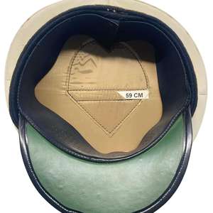 C'est une casquette de bureau blanche à visière avec un emblème du blason croate. - Product Image 6