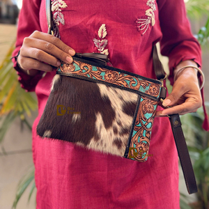 Bolso de cuero de piel de vaca tallado a mano borla de cuero bohemio Color turquesa diseño único Bolso de piel para mujer - Product Image 1