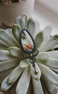 Pendentif macramé en pierre précieuse de labradorite fait à la main avec breloque en laiton Bijoux Boho uniques pour un usage quotidien - Product Image 2