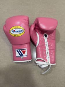 Guantes de Boxeo Rosa con Cordones, Calidad Premium, Hechos en Japón, Diseño Personalizado, Guantes de Boxeo y Sparring para Mujer, Disponibles en 8oz y 20oz - Product Image 3
