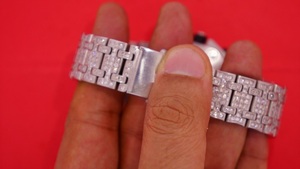 Montre chronographe de luxe pour homme, entièrement sertie de diamants, cadran blanc, mouvement à quartz en or blanc avec verre en cristal - Product Image 6