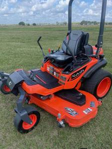 Cortadora de Césped de Giro Cero Kubota ZD1211 Diésel de Alto Rendimiento, Máquina Cortadora de Césped Comercial con Operador a Bordo Diseñada para un Corte Rápido - Product Image 1