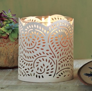 Porte-bougie rond en métal élégant, conçu pour l'esthétique de la maison, avec des bords lisses et un effet lumineux chaleureux - Product Image 5
