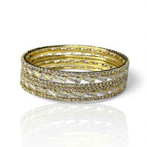 Conjunto de Brazaletes de Perlas con Corte Esmeralda de Primera Calidad, Acabado Dorado, Resistente al Deslustre, Moderno, Listo para Enviar - Product Image 3