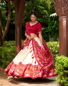 Designer Tushar Silk Lehenga Choli avec chemisier brodé et Dupatta assorti pour la mariée et la fête disponible à la vente - Product Image 6