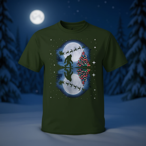 T-shirt natalizia Bigfoot con Babbo Natale, slitta e renne - T-shirt promozionale natalizia con immagine iconica delle festività - Product Image 3