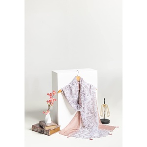 Écharpe longue en satin imprimé multi-geometrique élégante pour femme, style sergé de luxe avec impression numérique pour le printemps et l'été - Product Image 2