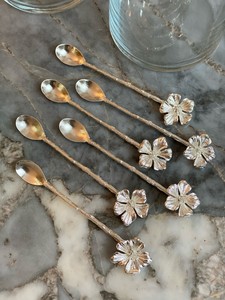 Juego de Cubiertos de cuchara de postre de mango largo con diseño de flores en relieve de diseño único para boda en casa - Product Image 5