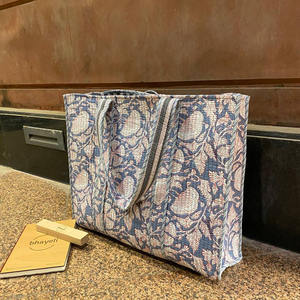 Bolso Tote Reversible Estampado Floral de Algodón Acolchado Grande Hecho en India, Ecológico y Sostenible para Verano y Otoño - Product Image 5