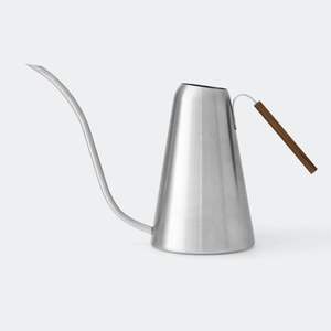 Lata de agua de hierro Color plateado con mango de madera Aspersor de aspecto moderno Suministros para el hogar y el jardín Regadera inteligente de agua Spray - Product Image 1