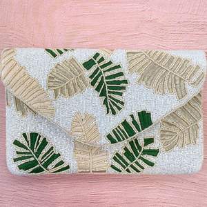 Mini porte-monnaie artisanal en perles de rocaille avec broderie florale complexe, forme carrée, léger et personnalisable avec logo sur mesure - Product Image 3