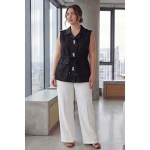 Gilet orné pour femme grande taille avec détail de ceinture à nouer, noir - Product Image 2