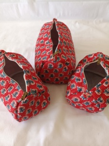 Pochette de maquillage vintage en coton matelassé imprimé à la main en Inde avec motif floral pour femmes avec fermeture à glissière pour les voyages pour les sacs - Product Image 4