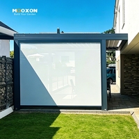 Pergola à lames orientables en aluminium avec panneaux coulissants et stores motorisés pour jardin résidentiel à Koper, Slovénie