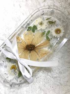 Plateau décoratif personnalisé en résine avec fleurs et en résine pour cadeaux de mariage pendaison de crémaillère et présentation de souvenirs - Product Image 4