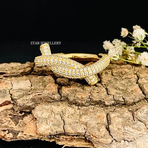 Bague d'anniversaire de luxe pour femme en or massif 14 carats sertie de diamants naturels en pavé torsadé - Product Image 2