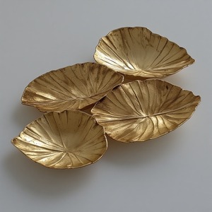 Serveur de fruits secs décoratif en aluminium avec trois bols à feuilles liées en finition or antique conçu pour une salle à manger élégante - Product Image 3