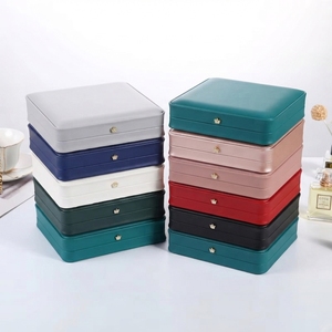 Boîte de présentation de bijoux en cuir PU de luxe avec fermoir en métal couronne, pour rangement de colliers et bracelets, fournisseur en gros - Product Image 4