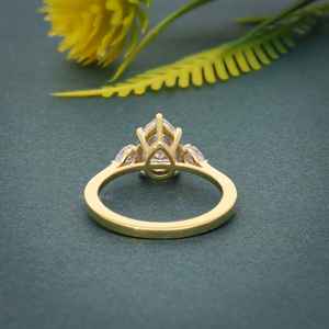 Anillo de compromiso de tres piedras de plata esterlina 925 chapado en oro con diamante cultivado en laboratorio VVS certificado IGI de corte de pera personalizado para mujer - Product Image 4
