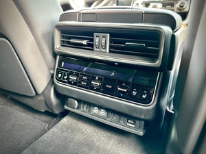 LEXUS LX600 SUV Diesel Transmission Automatique Phares LED Intérieur Sombre Sièges en Cuir Volant à Gauche 6 Places - Product Image 3
