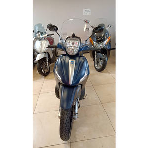 Scooter à deux roues Beverly 300 S en alliage d'aluminium avec moteur sans balais - Product Image 3