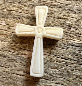 Cruz de hueso de búfalo de alta calidad con accesorios de joyería tallados a mano, fabricación de joyas colgantes con tamaño personalizado a bajo precio - Product Image 3