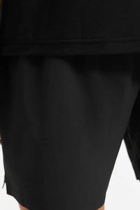 Short athlétique noir minimaliste pour un confort quotidien et des performances avec taille élastique et poches latérales pour plus de commodité - Product Image 6