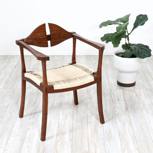 Fauteuil Maza en bois de teck massif et rotin en osier pour l'extérieur ou l'intérieur avec une finition marron brillant. - Product Image 1