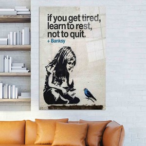Impresión en Lienzo de Graffiti 'Chica con Pájaro' de Banksy: Elegante Decoración de Pared, Arte en Vidrio Templado - Product Image 1