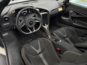 EXCELENTE COUPE USADO 2025 750S RWD CON TRANSMISIÓN MANUAL DE 7 VELOCIDADES, MOTOR V8 DE 4L Y 740 HP - Product Image 3