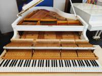 Second Hand Yamahas G2D Baby Grand Piano White Color With Powerful Tone for Export Sale Japan Original Luxury