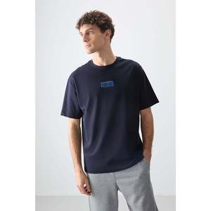 เสื้อยืดพิมพ์ลายทรงโอเวอร์ไซส์สีน้ำเงินกรมท่าสำหรับผู้ชาย Air Jones ผ้าคอตตอนผสมเนื้อนุ่มหนา เหมาะสำหรับสวมใส่สไตล์ลำลองแนวสตรีท - Product Image 1