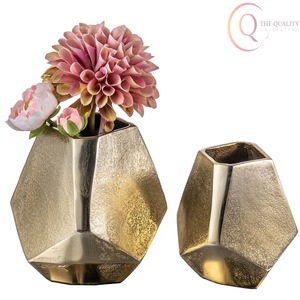 Jarrón de Metal Premium para Espacios Modernos, que Combina Durabilidad, Estilo y Atractivo Decorativo - Product Image 1