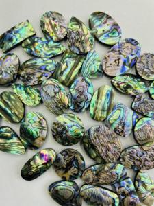 ลูกปัดเปลือกหอยเป๋าฮื้อธรรมชาติคุณภาพสูงผสมขนาดรูปไข่งดงามสีรุ้งสีม่วงสีเขียวนกยูงหินหอยเป๋าฮื้อ - Product Image 4