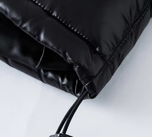 Chaqueta Acolchada Negra Brillante para Hombre con Capucha, Bordada, de Poliéster y Nailon, Elegante y Abrigada para Aventuras al Aire Libre - Product Image 3