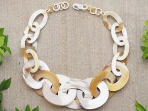 Collier pendentif en corne de buffle pour femmes, corne de couleur naturelle, collier ras du cou en forme de croissant, bijoux d'Inde - Product Image 3