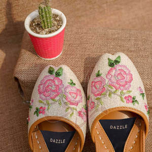 Chaussures Khussa pour enfants tendance brodées et imprimées, antidérapantes, avec des nuances de rose et de vert, dessus en jute tricoté, toutes saisons - Product Image 5