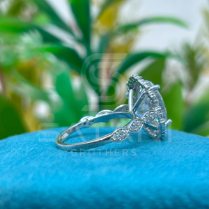 Anillo de Compromiso Vintage con Halo de Moissanita Ovalada, Diseño Lateral Decorativo con Detalles Elegantes y Brillantes para un Estilo Romántico Atemporal - Product Image 3