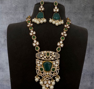 Conjunto de collar de diseñador con colgante de moissanita con estilo chapado en oro de alta calidad con pendientes para colección de ropa de boda para mujer - Product Image 3