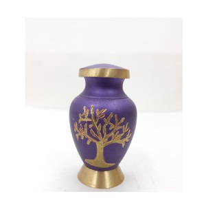 Urne commémorative magnifiquement conçue offre un design élégant et gracieux, conçu pour préserver les cendres précieuses avec une élégance sincère. - Product Image 2