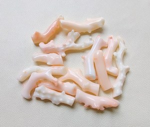 แท่งลูกปัดสีชมพูปะการังสีขาวแบบญี่ปุ่นสินค้ามาใหม่แท่งขัดเงาเรียบอัญมณีปะการังหลวม - Product Image 1