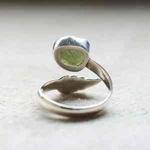 Bague en argent sterling 925 avec pierre précieuse moldavite naturelle et conception de feuille bijoux faits à la main Style unique pour les femmes - Product Image 3